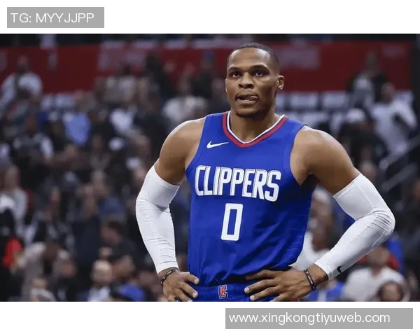 布克称赞吉莱斯皮影响力显著威少防守表现出色训练刻苦