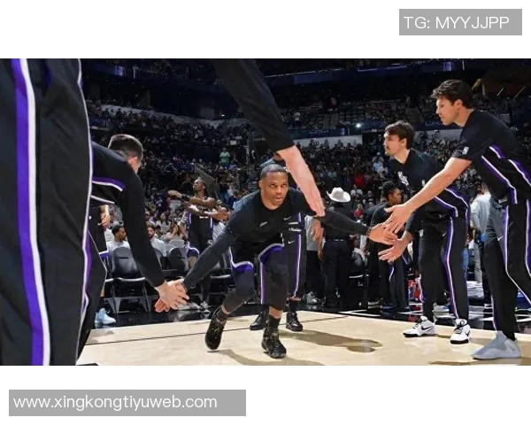 威少训练馆挥汗如雨新赛季去向仍悬而未决引发球迷热议 威少训练馆挥汗如雨新赛季去向仍悬而未决引发球迷热议