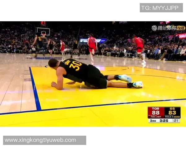 库里分享谷歌折叠手机广告幕后花絮巴特勒奇特造型意外现身引关注 库里分享谷歌折叠手机广告幕后花絮巴特勒奇特造型意外现身引关注