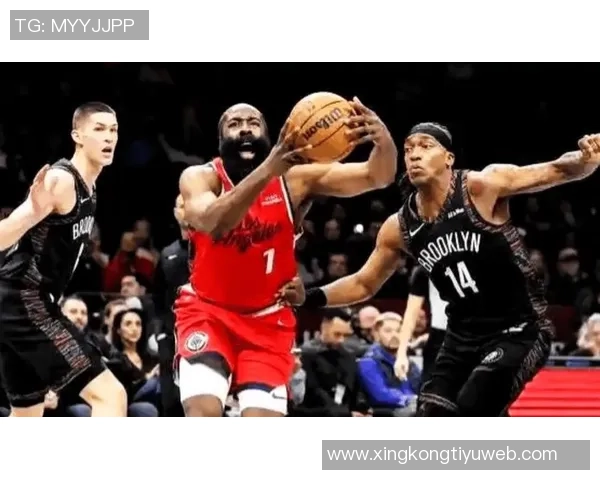 哈登训练中右肩酸痛引发关注旋转手臂时感到不适