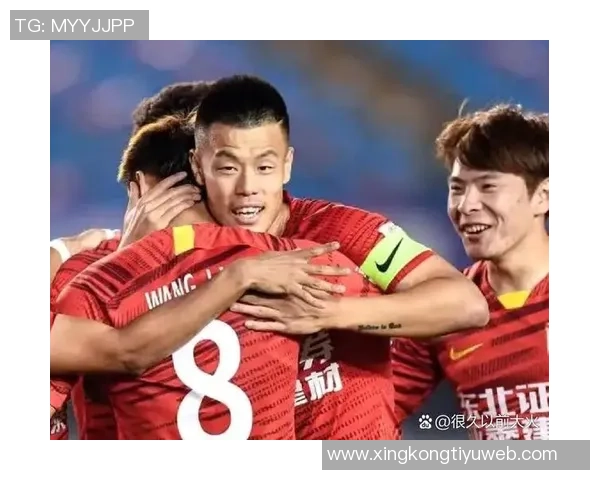 老友重聚亚泰主帅苏亚雷斯与国安队工作人员深情相拥展现友谊之情 老友重聚亚泰主帅苏亚雷斯与国安队工作人员深情相拥展现友谊之情